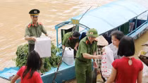 Báo CAND và gia đình ông Võ Văn Bảy đến với bà con vùng tâm lũ 