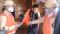 CSGT tặng áo phao và khẩu trang cho bà con tham giao thông đường thủy