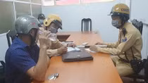 Đi ăn cưới cháu, ông dính nồng độ cồn