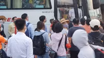 Dịch diễn biến phức tạp, người dân vẫn ùn ùn rời Thủ đô