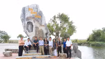Tượng đài “Bến không chồng”