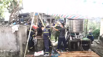 Trục vớt thi thể 2 cha con dưới giếng 