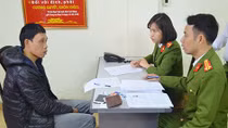 Làm thủ tục cấp thẻ căn cước, phát hiện đối tượng có 3 lệnh truy nã