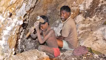 Lao động trẻ em trong mỏ khai khoáng trái phép