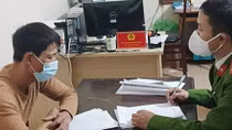 Xử phạt 2 người đưa khách tham quan chùa Hương bất chấp lệnh cấm