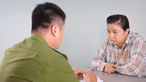 Mở tiệm cắt tóc để buôn cỏ mỹ