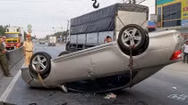 Xe con lật ngửa trên QL1A, nhiều người may mắn thoát nạn