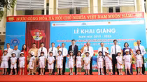Trao tặng mũ bảo hiểm cho học sinh lớp một toàn quốc ngày khai giảng