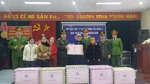 Tặng quà cho Trung tâm nuôi dưỡng người già và trẻ em khuyết tật xã Thụy An