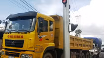 Xe tải mất thắng đâm vào đuôi xe ben 