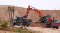 Bãi tập kết cát trái phép tồn tại gần 2 năm, chính quyền nói không biết