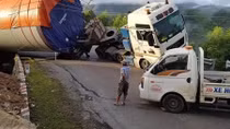 Lật xe chở thiết bị điện gió giữa đèo, giao thông ách tắc