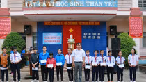 Trao học bổng cho học sinh nghèo vượt khó