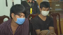 Không đội mũ bảo hiểm và mang khẩu trang còn đánh Công an