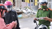 Đủ loại lý do ra đường trong ngày giãn cách xã hội