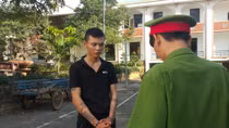 Bị phát hiện vận chuyển pháo lậu, dùng hung khí đánh Cảnh sát bị thương