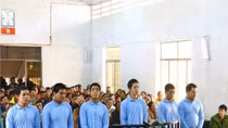 Chở bạn gái đến chòi rẫy nhậu rồi thay nhau giở trò đồi bại