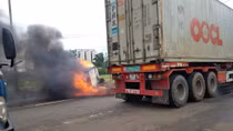 Tông xe liên hoàn trên đường Hồ Chí Minh, xe tải bị cháy rụi