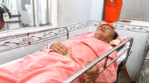 Tranh chấp đất đai, con dâu kéo người đánh bố chồng nhập viện