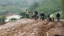 Thầy cô vùng cao vượt đường bùn lầy tới khai giảng năm học mới