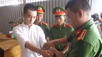 Khởi tố, bắt tạm giam tài xế xe ô tô tông chết 2 nữ sinh