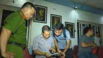 Bắt quả tang 12 con bạc sát phạt trong quán cà phê