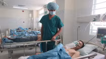 Can ngăn đánh nhau, bị bắn thủng ruột