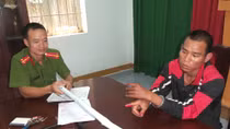 Lên cơn ngáo đá, cầm tuýp sắt đi đập phá ô tô