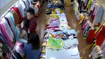 (NÓNG) Đôi nam nữ táo tợn xông vào shop quần áo cố sát nữ nhân viên