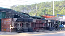 Xe Container tông xe máy, 3 người trong gia đình thương vong