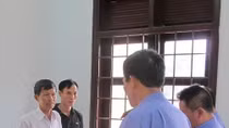Làm sai lệch hồ sơ vụ án, một thư ký tòa bị bắt