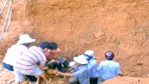 Sập đất đào móng xây nhà, 3 người trong một gia đình thương vong