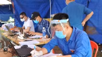 Trao trả tài sản cùng hơn 240 triệu đồng khách bỏ quên tại chốt kiểm dịch