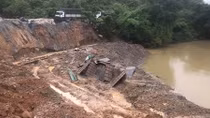 Sạt lở nghiêm trọng đường ven sông Krông Nô