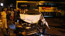 Tránh xe máy ngược chiều, xe taxi bị xe khách tông nát đầu