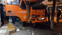 Xe chuyển phát nhanh gây tai nạn, 4 người nhập viện