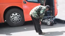 Xe máy bị "dính chặt" vào xe khách, một người nguy kịch