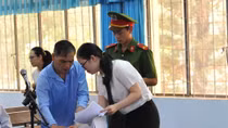 Vụ ông chủ hiếp dâm cô gái khuyết tật: Hoãn phiên toà để triệu tập vợ con bị cáo