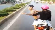 Triệu tập nam thanh niên đầu trần chạy xe lạng lách, đánh võng
