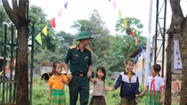 Hàng nghìn học sinh vùng rốn lũ nô nức đến trường
