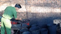 Kinh hoàng với cơ sở nhuộm đen cà phê bằng... pin