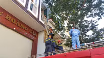 (HY HỮU) Cảnh sát PCCC "giải cứu" hàng chục hành khách bị "giam" trong khách sạn