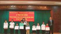 Trao học bổng “Vòng tay nhân ái” cho học sinh nghèo Đắk Lắk