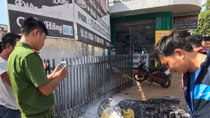 Chặn đường đánh rồi châm lửa đốt xe vợ cũ