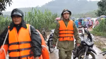 Nước lũ hồ thủy lợi dâng cao, di dời hàng trăm hộ dân trong đêm