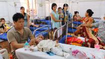 Chồng đổ xăng thiêu vợ và con, 1 người tử vong, 4 người nguy kịch