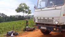 Chạy ẩu, 2 xe máy tông vào xe ben, 3 người thương vong