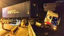 Xe container mất lái treo lơ lửng trên thành cầu