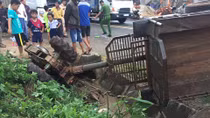 Xe tải tông xe công nông chở đoàn múa lân đón Tết Trung thu