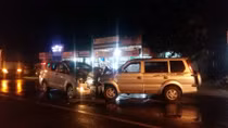 Hai ô tô đối đầu, 4 người thương vong